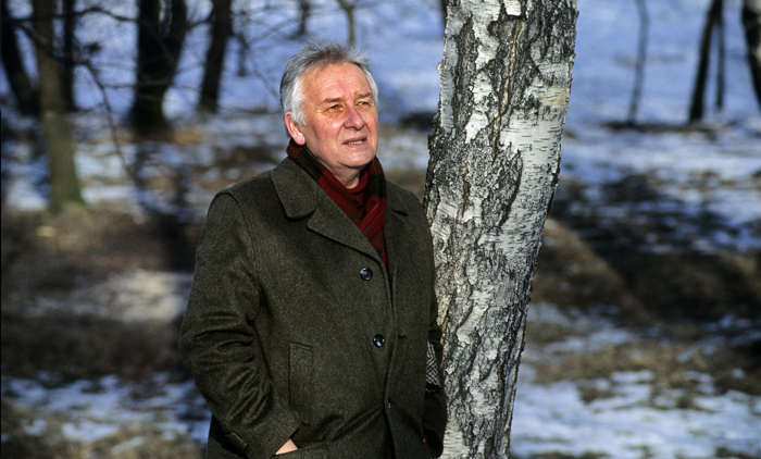 Henryk Mikołaj Górecki w lesie